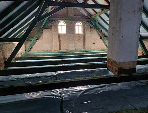 Zateplení stropu zděného rodinného domu pomocí foukané izolace